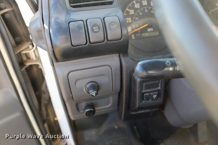 image for item DD5972 2000 GMC W4500 box truck