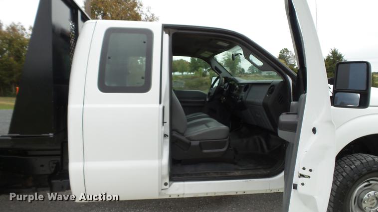 image for item DE4917 2012 Ford F250 Super Duty XL SuperCab flatbed pickup truck
