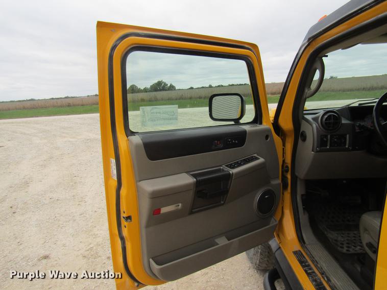 image for item DE5876 2004 Hummer H2 SUV