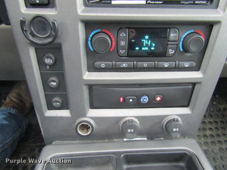 image for item DE5876 2004 Hummer H2 SUV