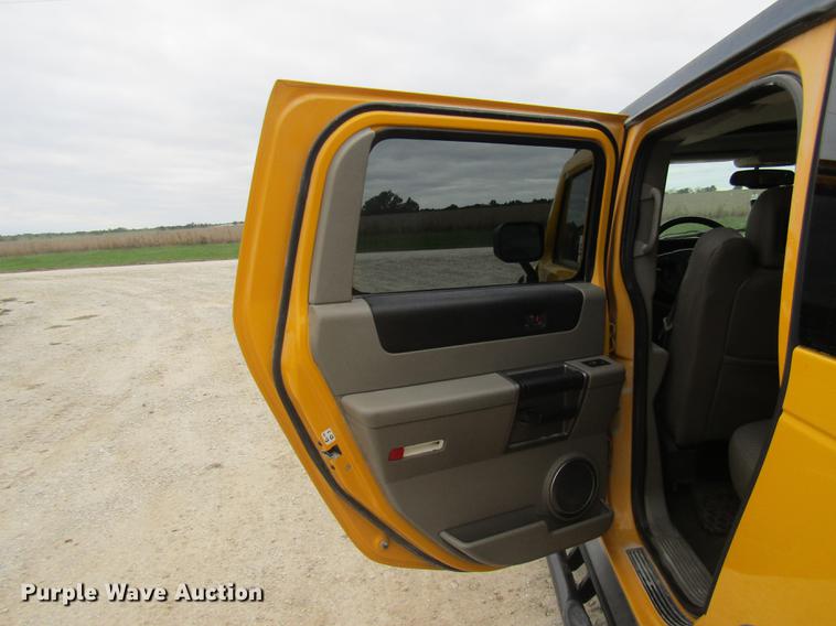 image for item DE5876 2004 Hummer H2 SUV