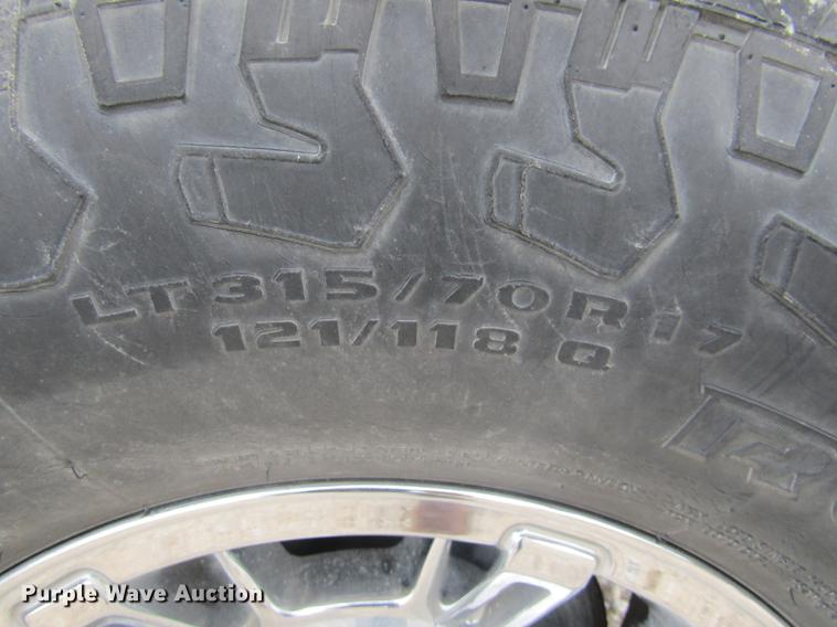 image for item DE5876 2004 Hummer H2 SUV