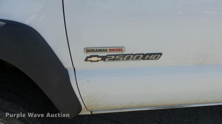 image for item DE7297 2002 Chevrolet Silverado 2500 Crew Cab pickup truck