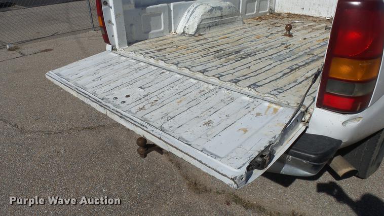 image for item DE7297 2002 Chevrolet Silverado 2500 Crew Cab pickup truck