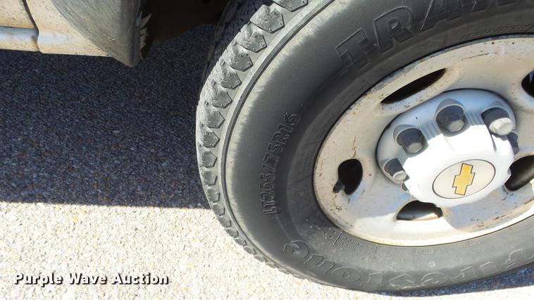 image for item DE7297 2002 Chevrolet Silverado 2500 Crew Cab pickup truck