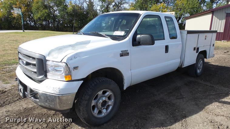 image for item DE7302 2002 Ford F250 Super Duty SuperCab utility bed pickup truck