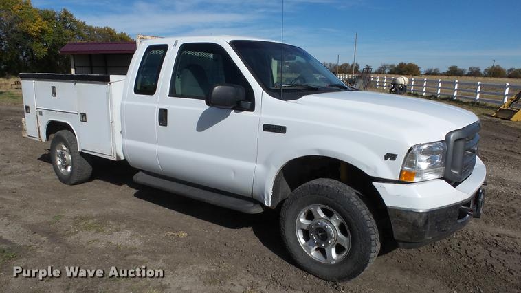 image for item DE7302 2002 Ford F250 Super Duty SuperCab utility bed pickup truck