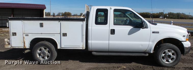 image for item DE7302 2002 Ford F250 Super Duty SuperCab utility bed pickup truck