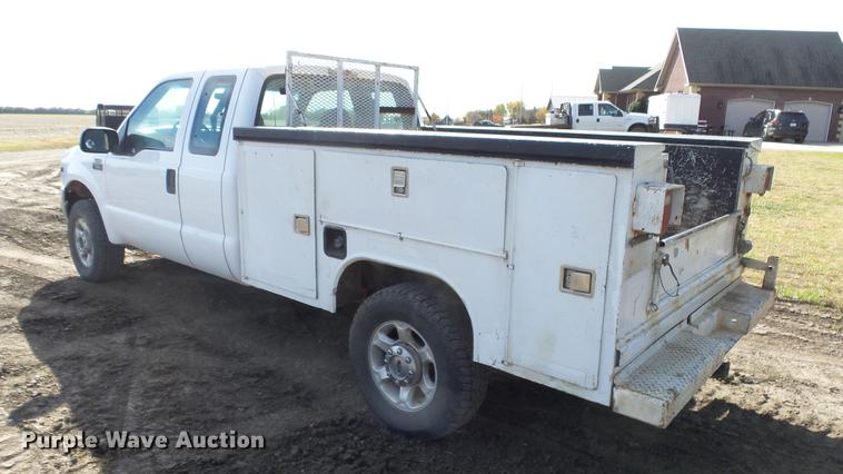 image for item DE7302 2002 Ford F250 Super Duty SuperCab utility bed pickup truck