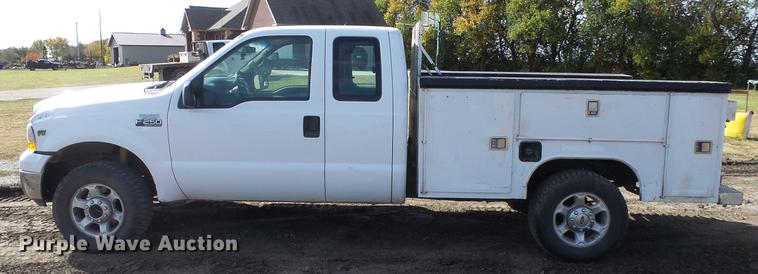 image for item DE7302 2002 Ford F250 Super Duty SuperCab utility bed pickup truck