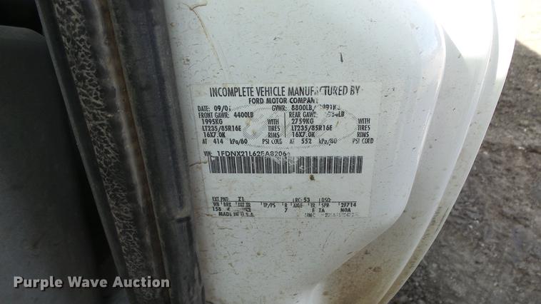 image for item DE7302 2002 Ford F250 Super Duty SuperCab utility bed pickup truck