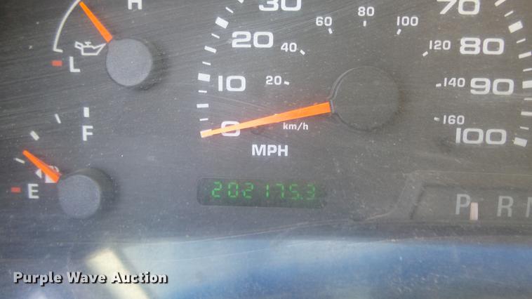 image for item DE7302 2002 Ford F250 Super Duty SuperCab utility bed pickup truck