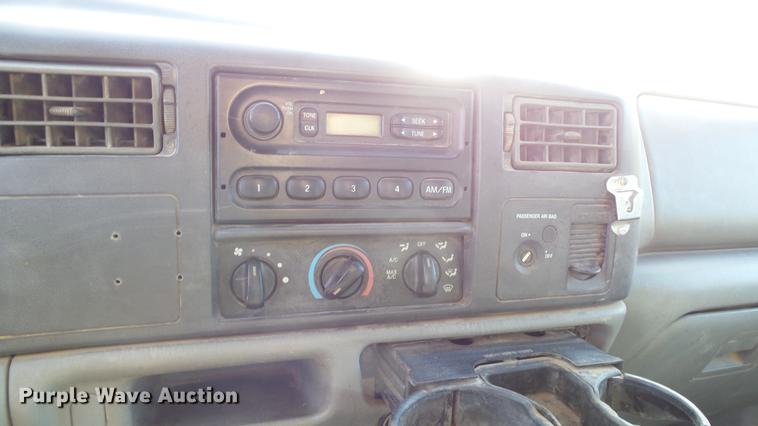 image for item DE7302 2002 Ford F250 Super Duty SuperCab utility bed pickup truck