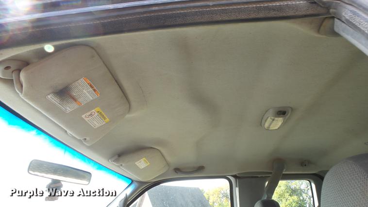 image for item DE7302 2002 Ford F250 Super Duty SuperCab utility bed pickup truck