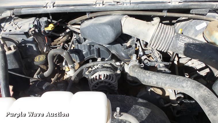 image for item DE7302 2002 Ford F250 Super Duty SuperCab utility bed pickup truck