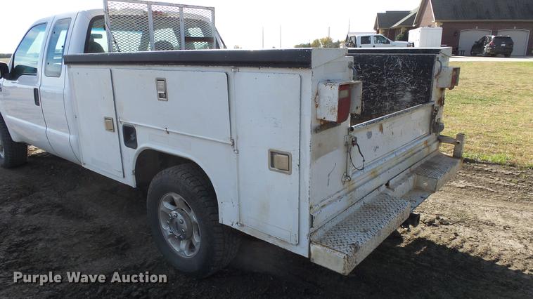 image for item DE7302 2002 Ford F250 Super Duty SuperCab utility bed pickup truck