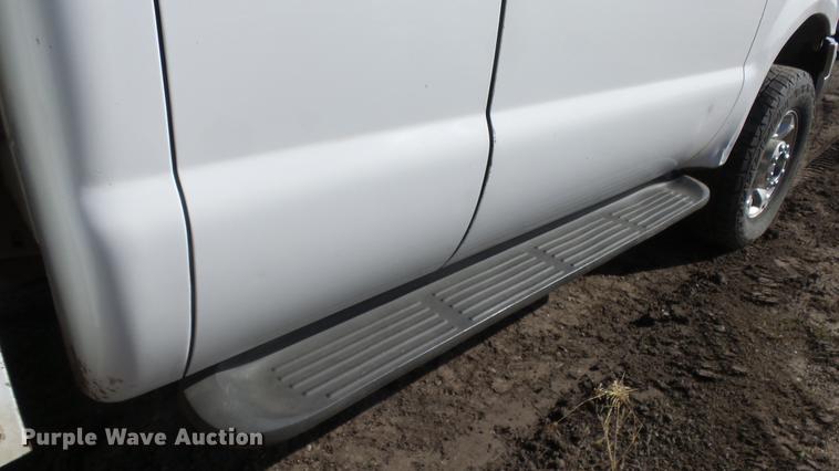 image for item DE7302 2002 Ford F250 Super Duty SuperCab utility bed pickup truck