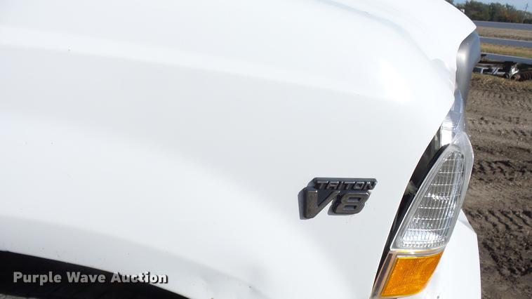 image for item DE7302 2002 Ford F250 Super Duty SuperCab utility bed pickup truck