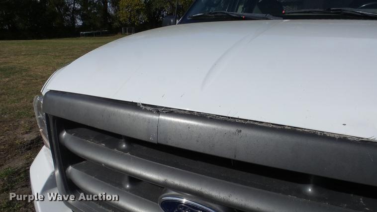 image for item DE7302 2002 Ford F250 Super Duty SuperCab utility bed pickup truck