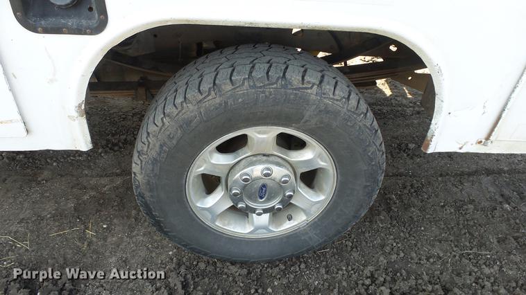 image for item DE7302 2002 Ford F250 Super Duty SuperCab utility bed pickup truck