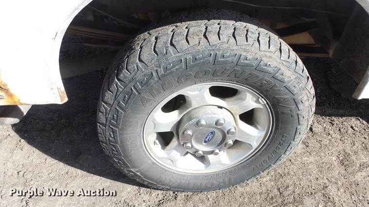 image for item DE7302 2002 Ford F250 Super Duty SuperCab utility bed pickup truck