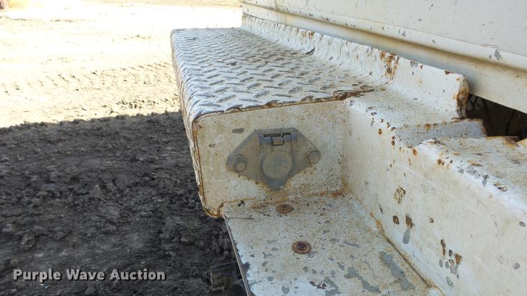 image for item DE7302 2002 Ford F250 Super Duty SuperCab utility bed pickup truck