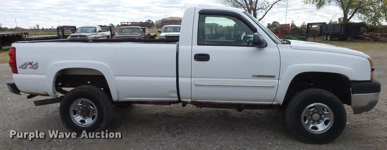 image for item DE7324 2003 Chevrolet Silverado 2500 pickup truck