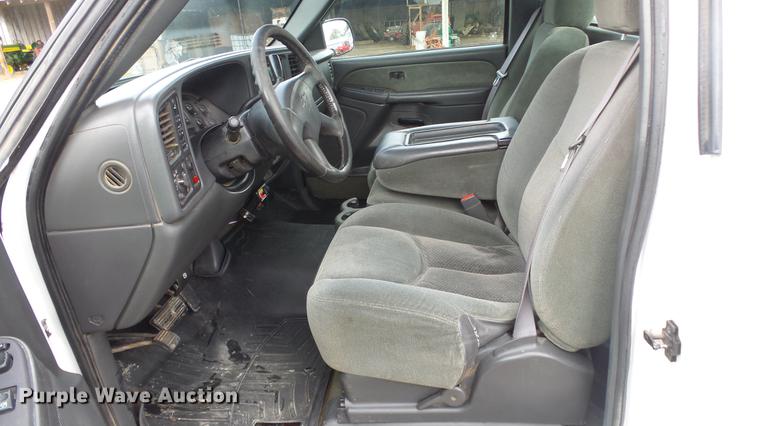 image for item DE7324 2003 Chevrolet Silverado 2500 pickup truck