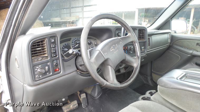 image for item DE7324 2003 Chevrolet Silverado 2500 pickup truck