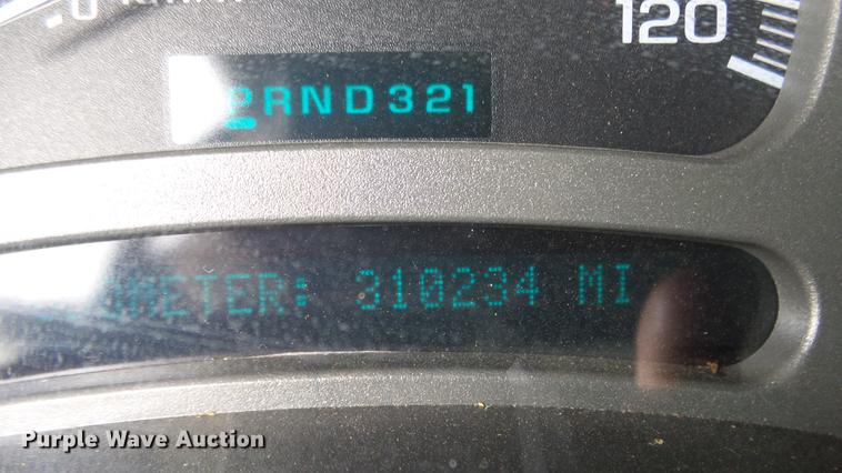 image for item DE7324 2003 Chevrolet Silverado 2500 pickup truck