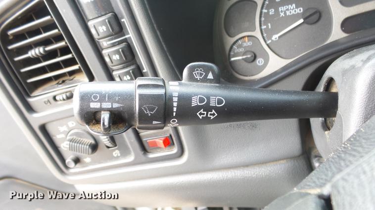 image for item DE7324 2003 Chevrolet Silverado 2500 pickup truck