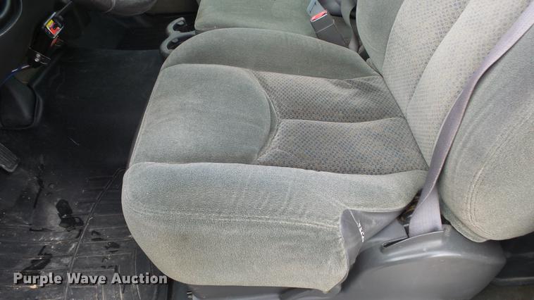 image for item DE7324 2003 Chevrolet Silverado 2500 pickup truck