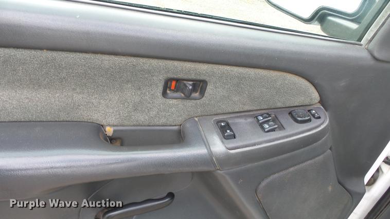 image for item DE7324 2003 Chevrolet Silverado 2500 pickup truck