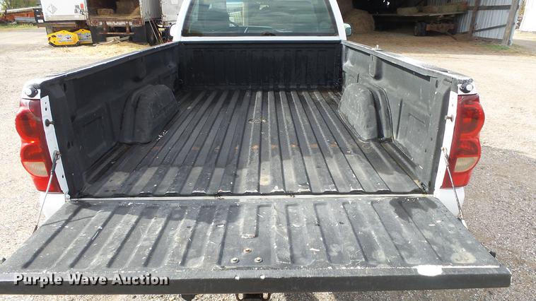 image for item DE7324 2003 Chevrolet Silverado 2500 pickup truck