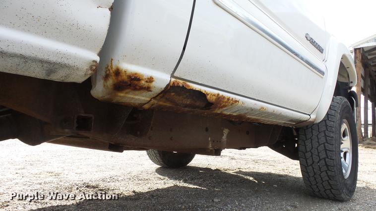 image for item DE7324 2003 Chevrolet Silverado 2500 pickup truck