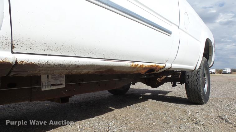 image for item DE7324 2003 Chevrolet Silverado 2500 pickup truck