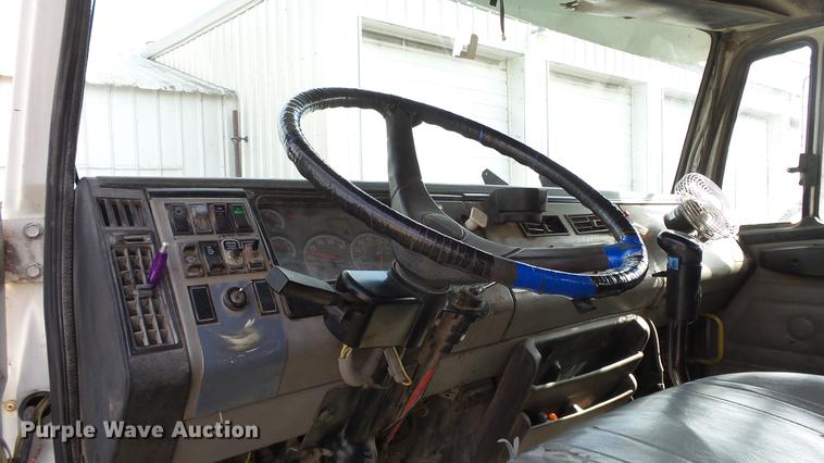 image for item DE7328 2002 Freightliner FL112 truck cab and chassis