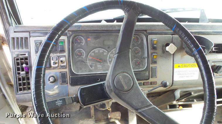 image for item DE7328 2002 Freightliner FL112 truck cab and chassis