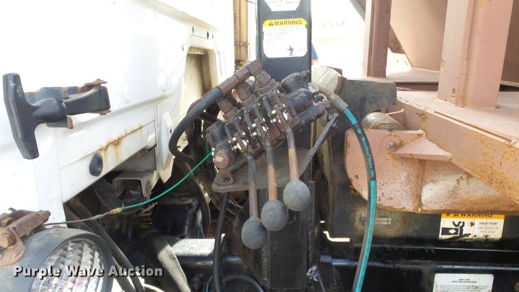 image for item DE7328 2002 Freightliner FL112 truck cab and chassis