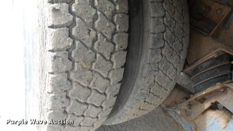 image for item DE7328 2002 Freightliner FL112 truck cab and chassis