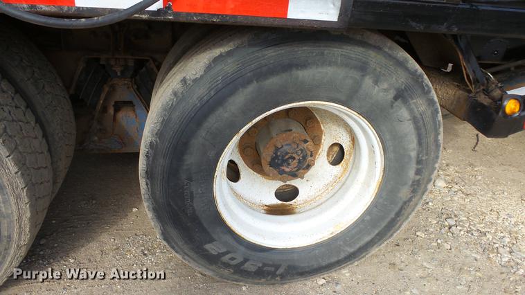 image for item DE7328 2002 Freightliner FL112 truck cab and chassis