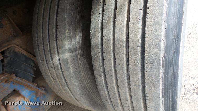 image for item DE7328 2002 Freightliner FL112 truck cab and chassis