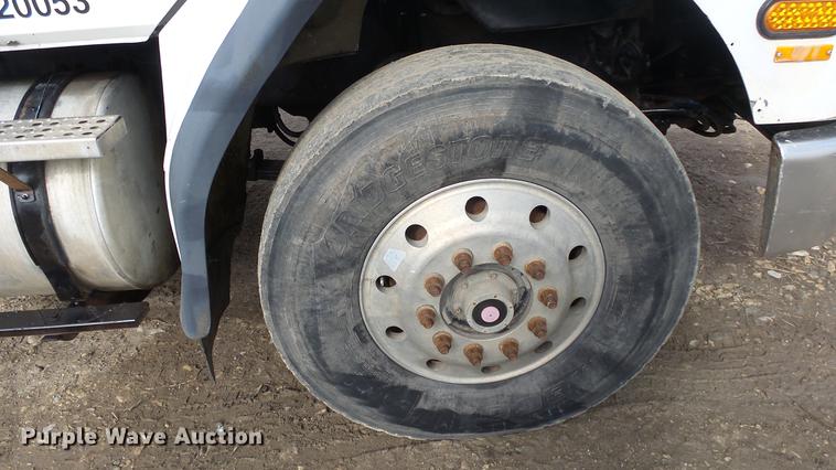 image for item DE7328 2002 Freightliner FL112 truck cab and chassis