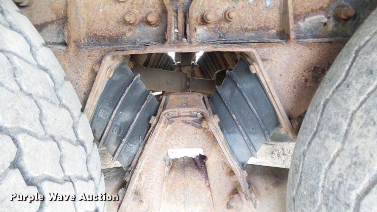 image for item DE7328 2002 Freightliner FL112 truck cab and chassis