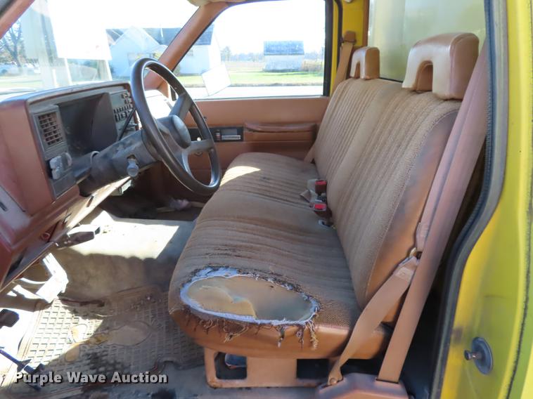 image for item DF1289 1992 GMC Sierra 3500 box truck