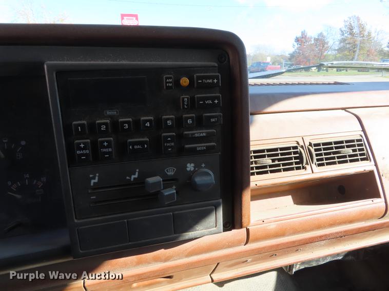 image for item DF1289 1992 GMC Sierra 3500 box truck