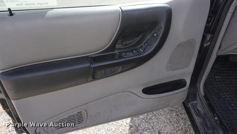 image for item DF1571 2001 Mazda B3000 pickup truck