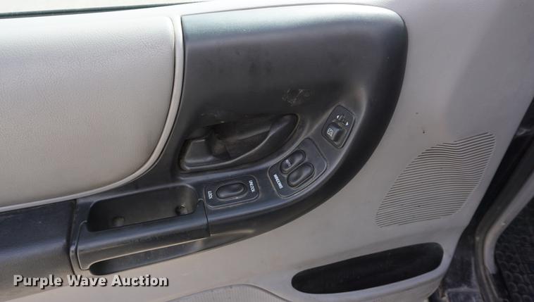 image for item DF1571 2001 Mazda B3000 pickup truck