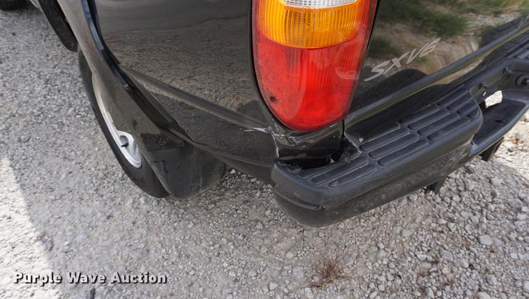 image for item DF1571 2001 Mazda B3000 pickup truck