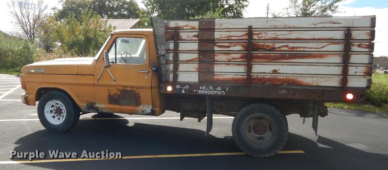 image for item DF1910 1969 Ford F350 flat dump bed pickup truck